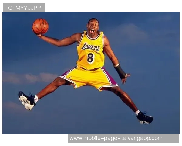 尼克斯新秀科勒克致敬科比与冠军奖杯合影展现传奇风范