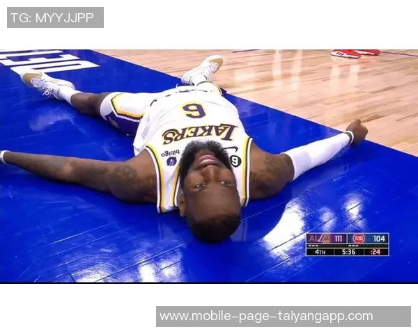 布朗遭遇滑铲未判犯规主裁解释两人滑倒导致未吹哨