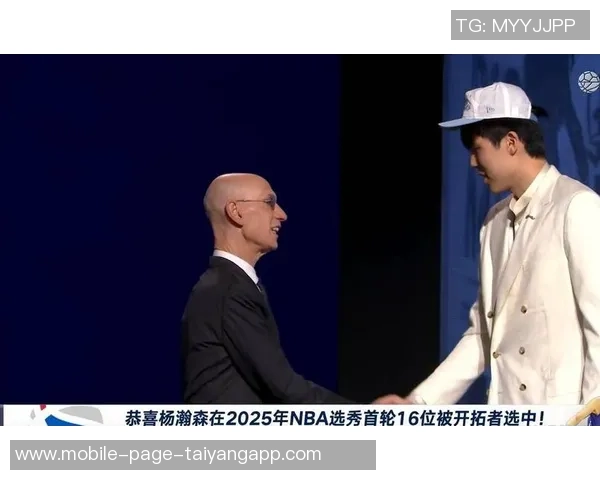 杨瀚森与奥登同框合影分享小圣诞树装饰喜悦时刻即将迎接12月的到来